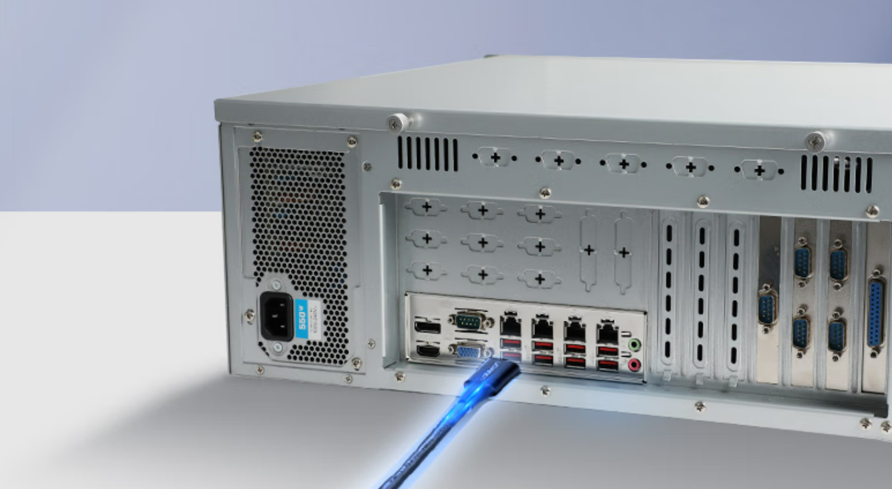 該設(shè)備板載7個(gè)PCIe插槽——1個(gè)PCIe*16（Gen15）或2個(gè)PCIe*8（Gen5），1個(gè)PCIe*1，4個(gè)PCI*4。